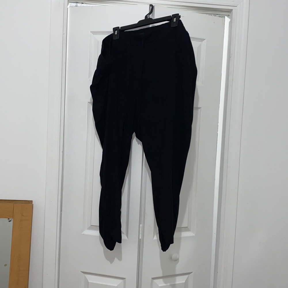 Black parachute Capri pant
